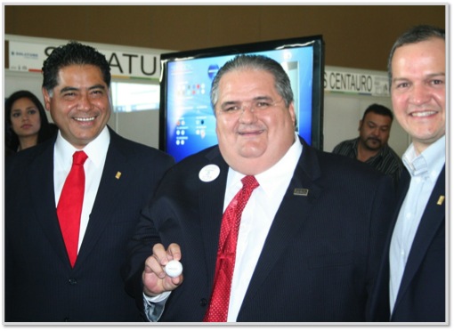 El Director General de SANILOCK en compañía del Gobernador de Durango, Jorge Herrera Caldera (izquierda) y del Presidente del Colegio de Arquitectos de Nuevo León César Rodarte (derecha), muestran el pedido premiado.