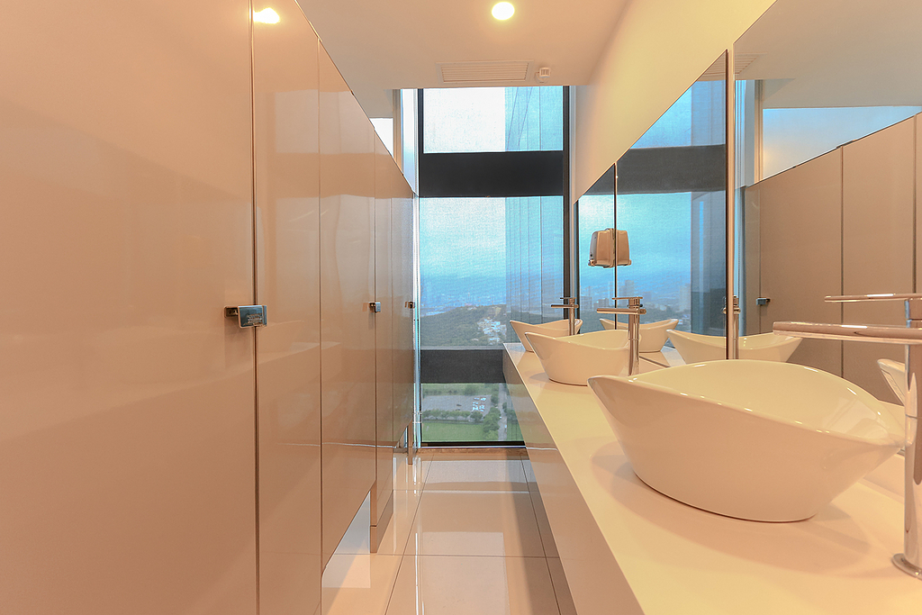Baños Antivirales: Mamparas y accesorios para el diseño de espacios saludables