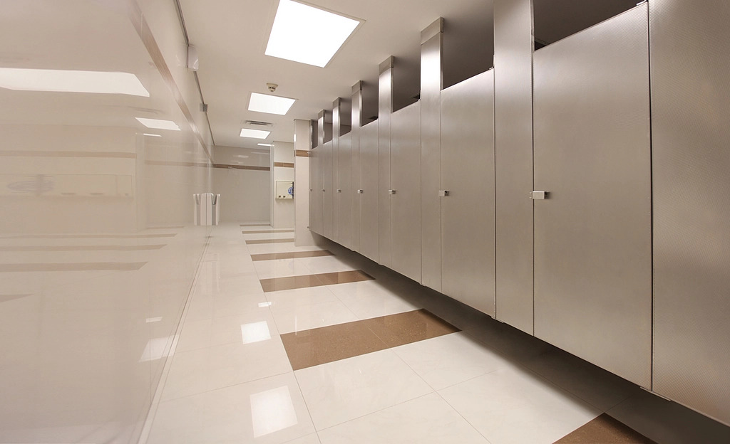 ¿Por qué el acero inoxidable es un buen material para baños públicos?