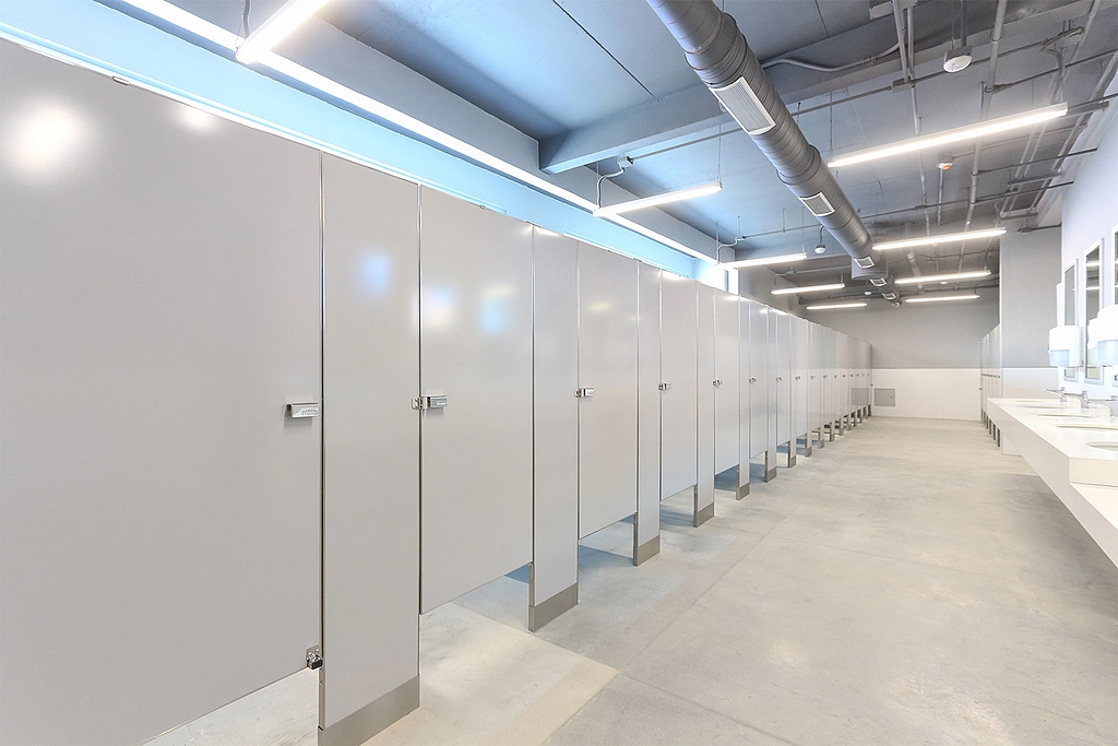 Baños antigrafiti: Mamparas y accesorios para edificios de alto tráfico