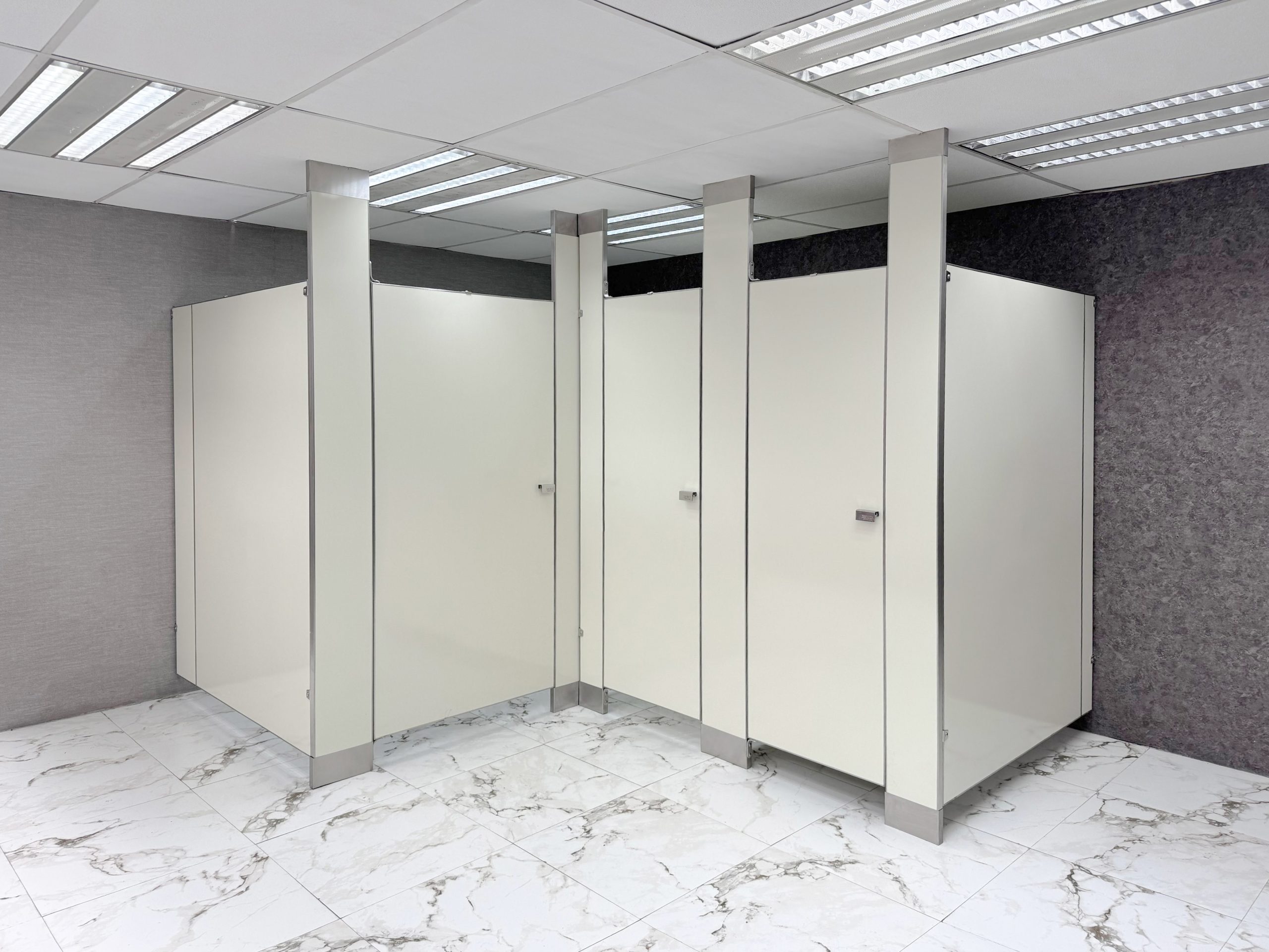 Más allá del bienestar: resoluciones de diseño en baños públicos que aportan privacidad e higiene