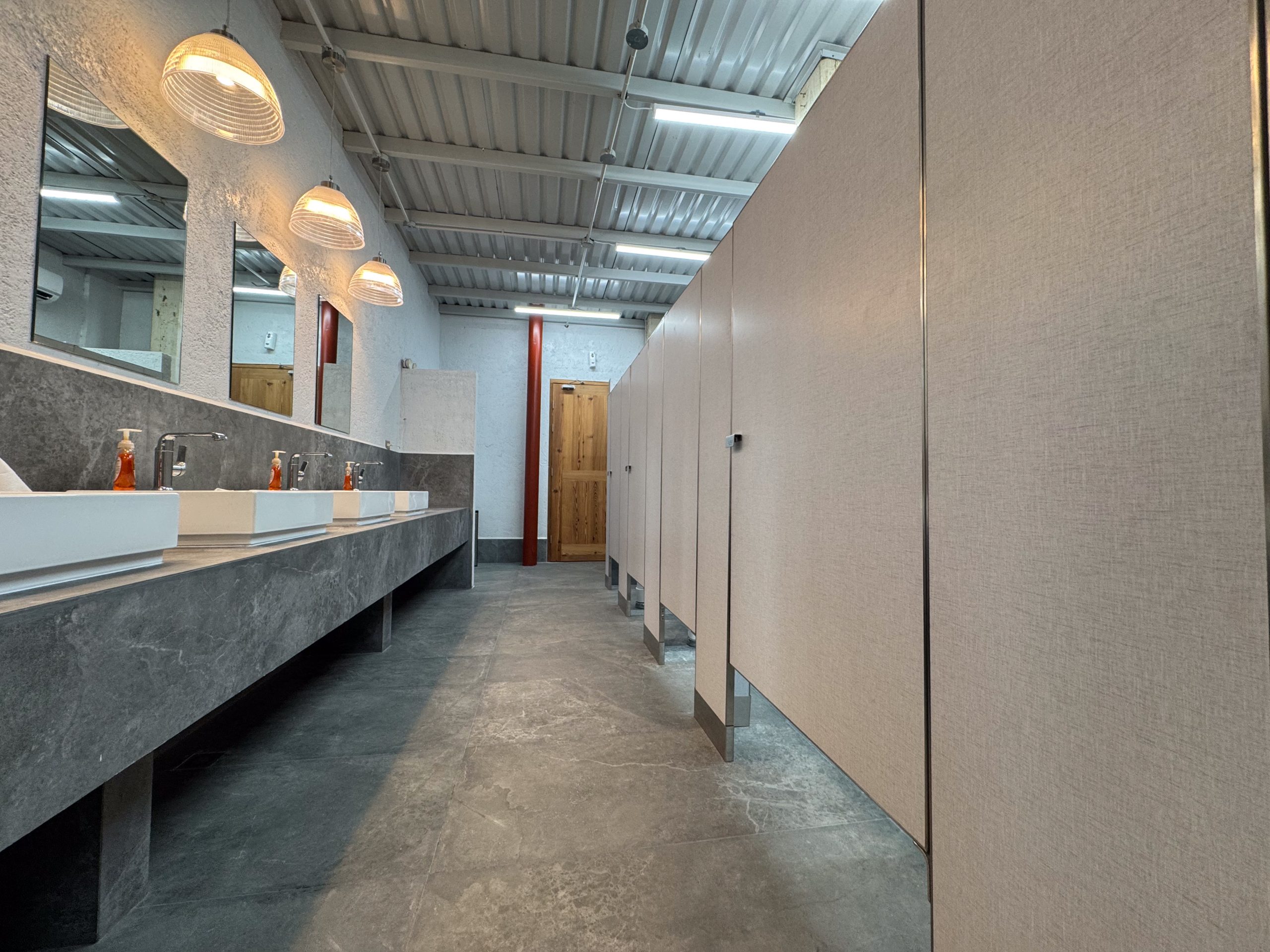 Mamparas para baños públicos: resistencia y durabilidad para diferentes espacios